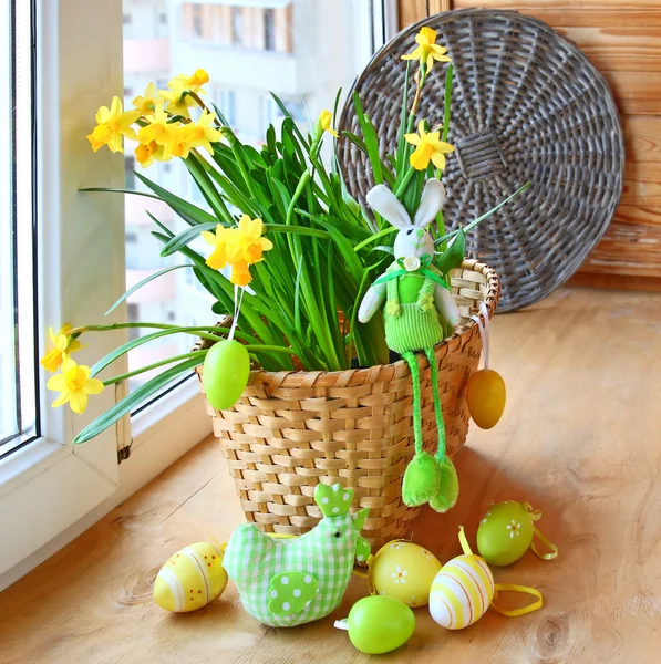 Narzisse mit einem glücklich Easters Hase und Ei in einem Fenster — Stockfoto