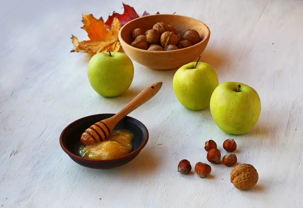 Nature morte d'automne avec miel, pommes et noix — Photo