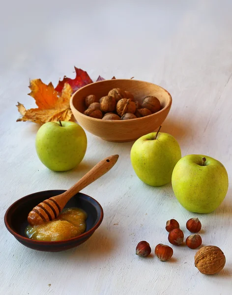 Natura morta autunnale con miele, mele e noci — Foto Stock