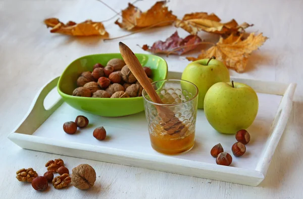 Manzanas, miel y nueces en una bandeja blanca — Foto de Stock