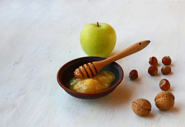 Herfst Stilleven met honing, groene appel en noten — Stockfoto