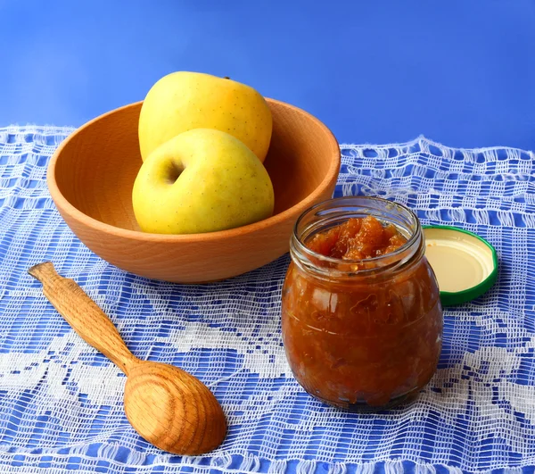 Open jar of jam from apples and two yellow apples — Stock Photo, Image