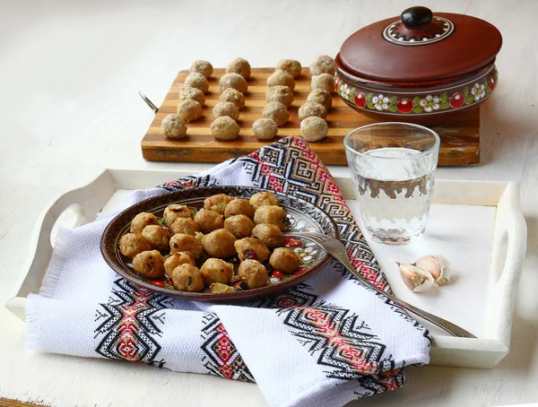 Schale mit Knödel, Glas Wodka und Empfinden von Knoblauch auf ein tr — Stockfoto