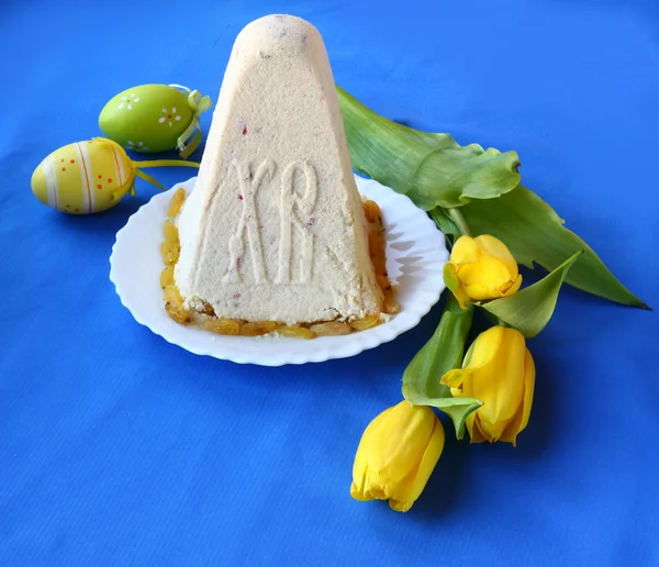 Traditional Russian curd easter pie on a blue background — Stock Photo, Image