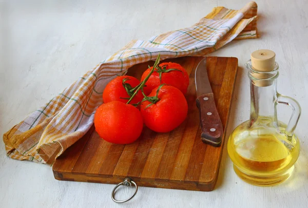 Tomate rojo y la botella de aceite de oliva —  Fotos de Stock