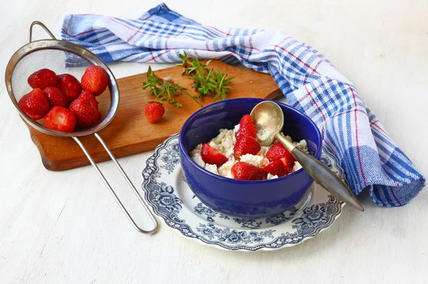 Breakfast with a fresh strawberry with curd in dark blue a bowl — Stock Photo, Image
