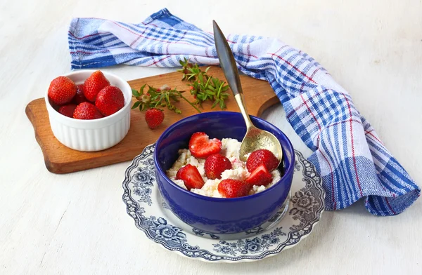 Fresh strawberry with curd in dark blue a bowl — Stock Photo, Image