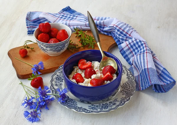 玉米花卉和草莓的时间 — 图库照片