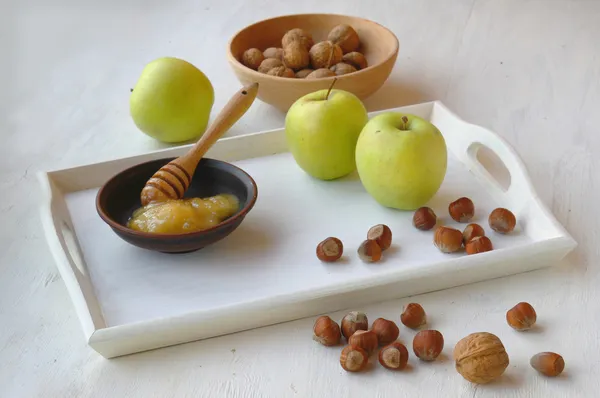 Jabłek, miodu i orzechów na tacę biały — Zdjęcie stockowe