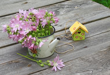 bir buket pembe ebegümeci ve birdhouses yaz natürmort