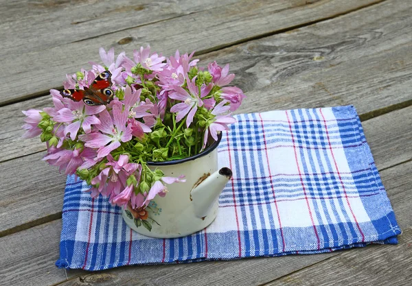 Bodegón rústico con un ramo de malva rosa y mariposa —  Fotos de Stock