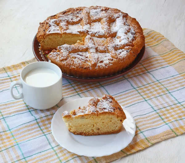 Morgon frukost med ostpaj — Stockfoto