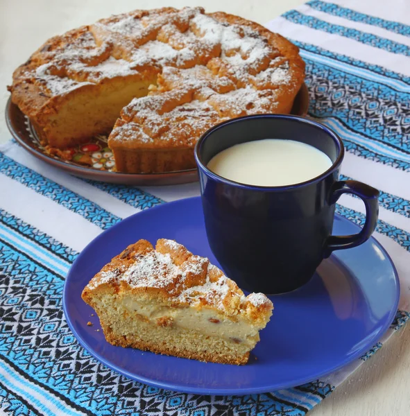 Curd pie and cup with milk — Stock Photo, Image