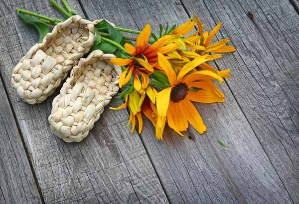 Verão ainda-vida com buquê de sapatos fundidos e rudbeckia — Fotografia de Stock