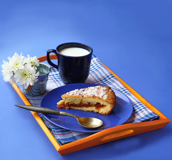 Breton butter cake on a blue plate and a bouquet of chrysanthem — Stock Photo, Image