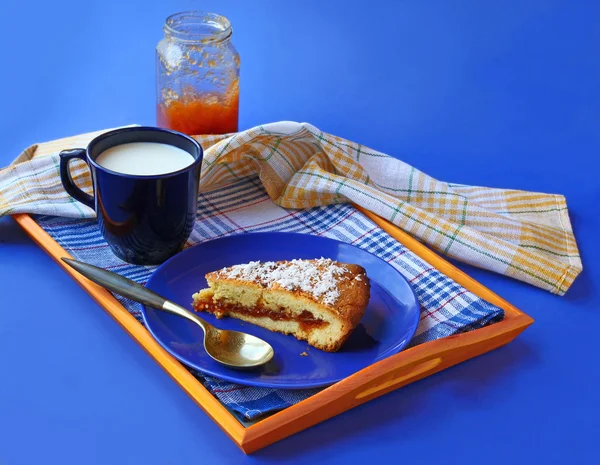 Breton butter cake on a blue plate and a jar of quince jam — Stock Photo, Image