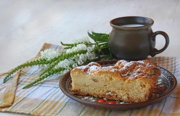 Hausgemachte Käse-Kuchen und eine Tasse Milch — Stockfoto