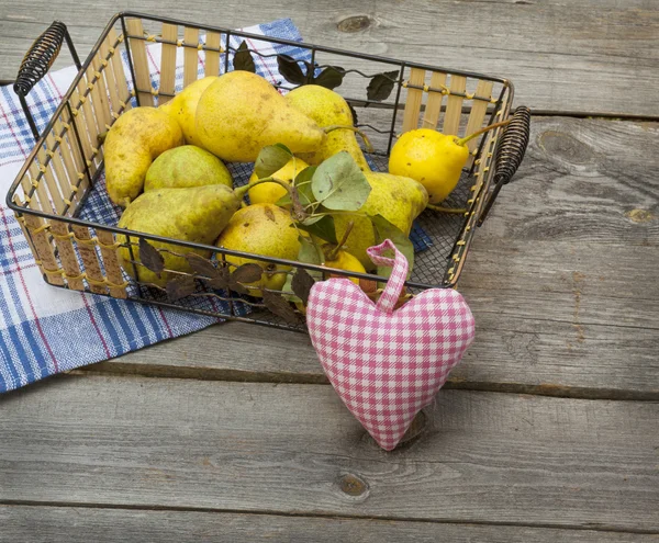 Höstens Stilleben med päron och söta hjärta — Stockfoto