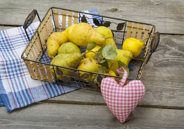 Höstens Stilleben med päron och söta hjärta — Stockfoto