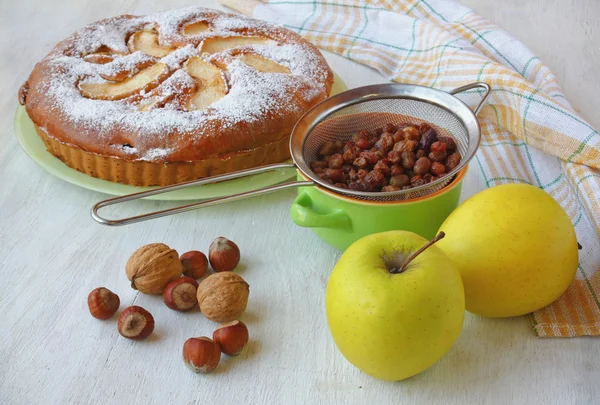 Autum Bodegón con torta y manzanas, avellanas, nuez —  Fotos de Stock