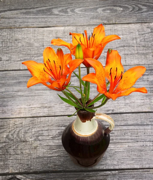 Vackra orange saffran liljor blommor på träbord — Stockfoto