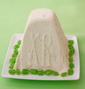 paskha (Paşa) ile yeşil şekerlenmiş lor