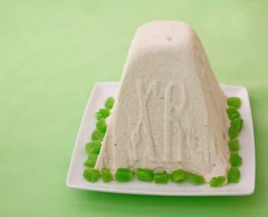 paskha (Paşa) ile yeşil şekerlenmiş lor