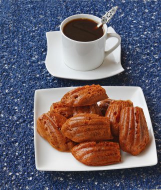 Beyaz fincan kahve ve ev yapımı şekerlemeler