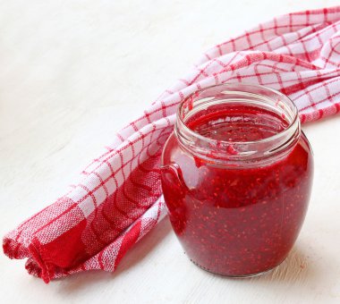 Ahududu reçeli tablo ile bir kavanoz açın