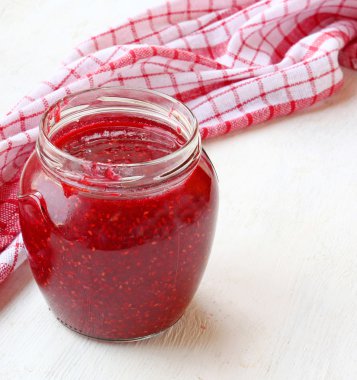 Ahududu reçeli tablo ile bir kavanoz açın