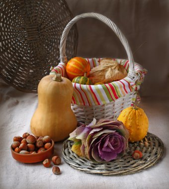 kabaklar ve fındık sepeti