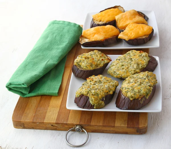 Gegrillte Auberginen mit Käse und Dill — Stockfoto