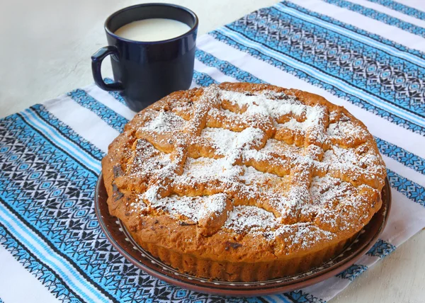 Tarta de cuajada y taza con leche —  Fotos de Stock