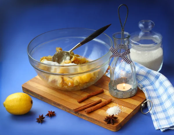 마 르 멜로 덮여 설탕, 레몬, 계 피 스틱 — 스톡 사진