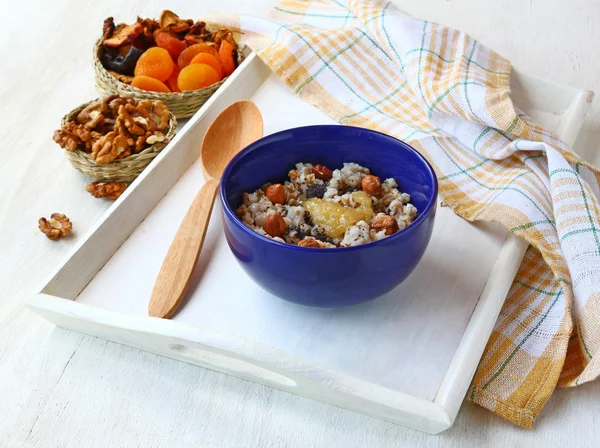 一碗麦片与坚果、 蜂蜜、 葡萄干和罂粟种子 — 图库照片