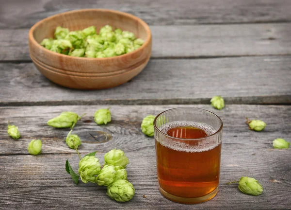 Harvest of hops and a glass with a drink from the hops — Stock Photo, Image