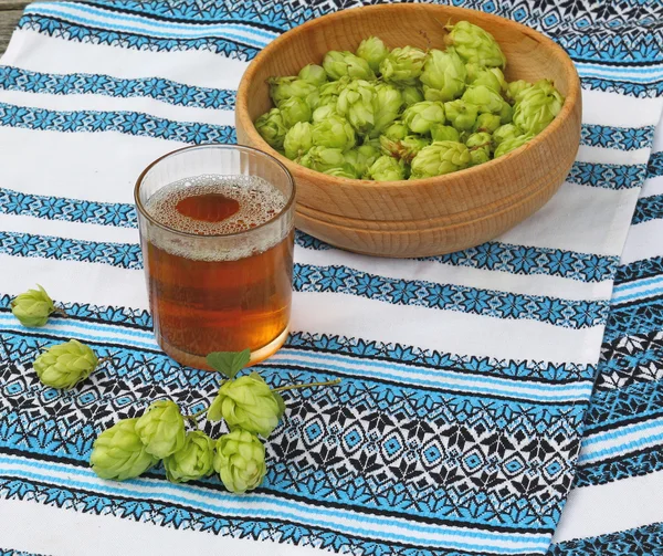 Un verre avec un verre de houblon et une branche de houblon — Photo