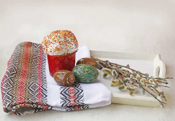 Paskalya kek ve Söğüt dalları yakın yumurta ile natürmort — Stok fotoğraf