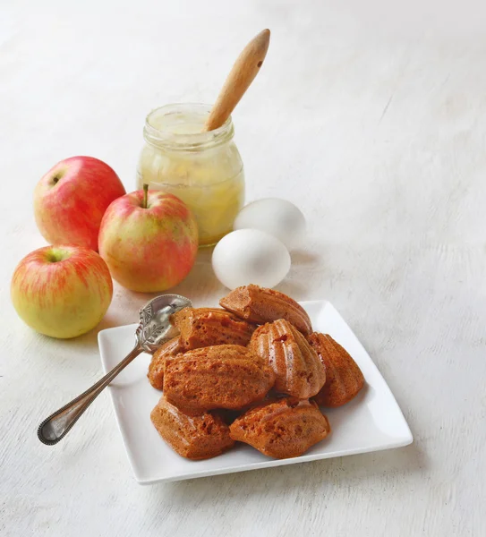 Домашні зефіри та яблука, мед та яйця — стокове фото