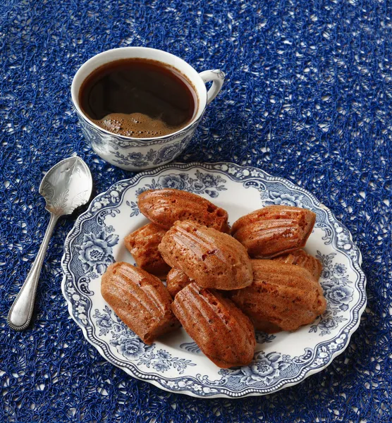 Hausgemachte Marshmallows und eine Tasse Kaffee — Stockfoto