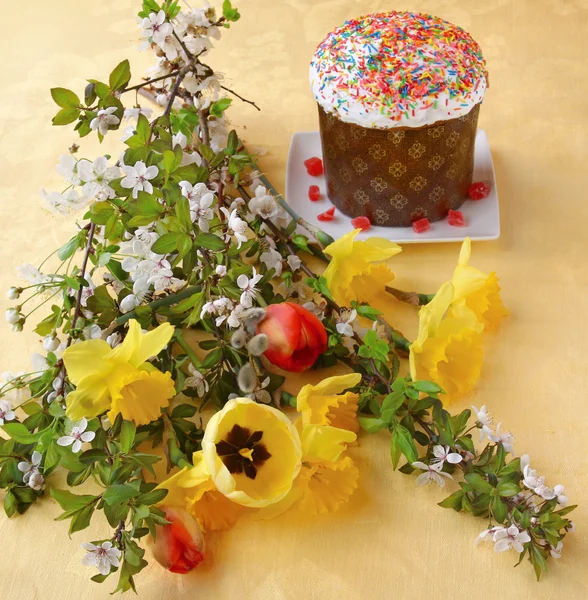 Natureza morta com bolo de Páscoa (kulich ) — Fotografia de Stock