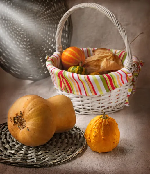 Bir arka plan üzerinde pumpkins in bir tuval hasat — Stok fotoğraf