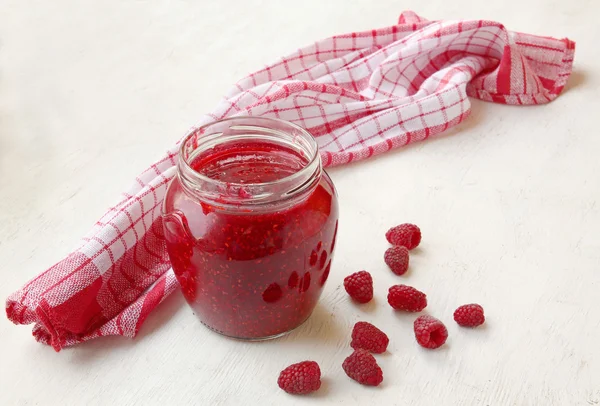 Jar com geléia de framboesa na mesa — Fotografia de Stock