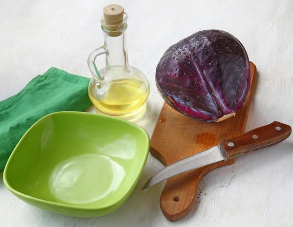 A head of red cabbage and empty green bowl — Stock Photo, Image