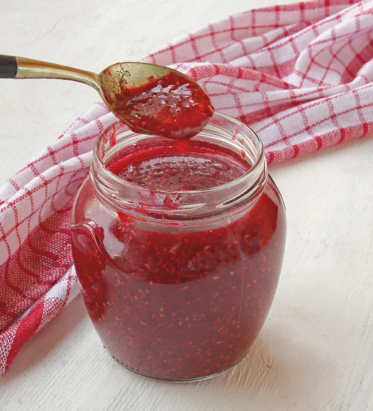 Banca con marmellata di lamponi sul tavolo — Foto Stock