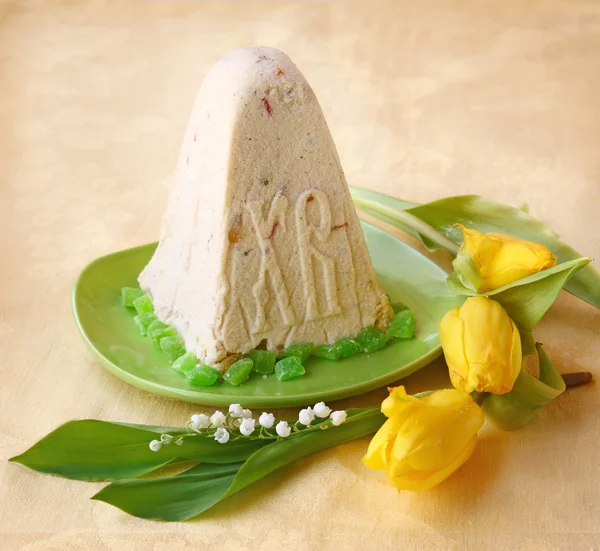 bir Paskalya Lor Tatlısı ile natürmort