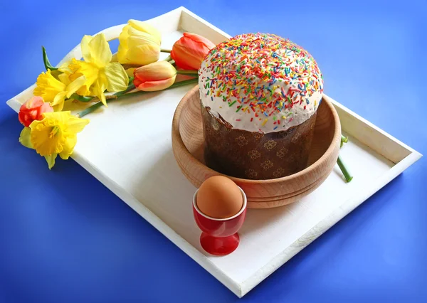 Natureza-morta com flores de primavera em um whi e bolo de Páscoa (kulich) — Fotografia de Stock