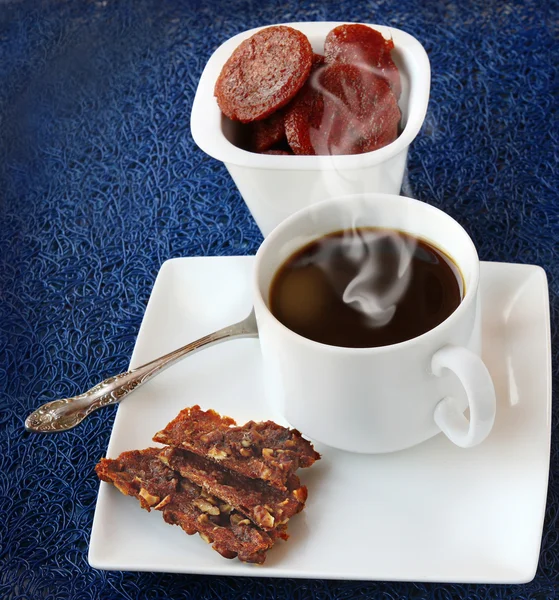 Eine Tasse Kaffee mit ein bisschen Zucker hausgemachte Apfel Obst candy — Stockfoto