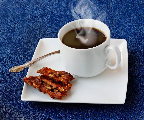 Selbstgemachte Marshmallows mit Nüssen und eine Tasse Kaffee — Stockfoto