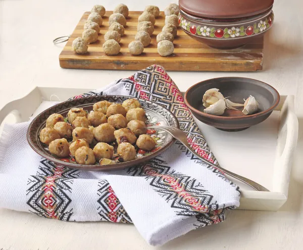 与乌克兰的"饺子"的食品和大蒜片托盘 — 图库照片